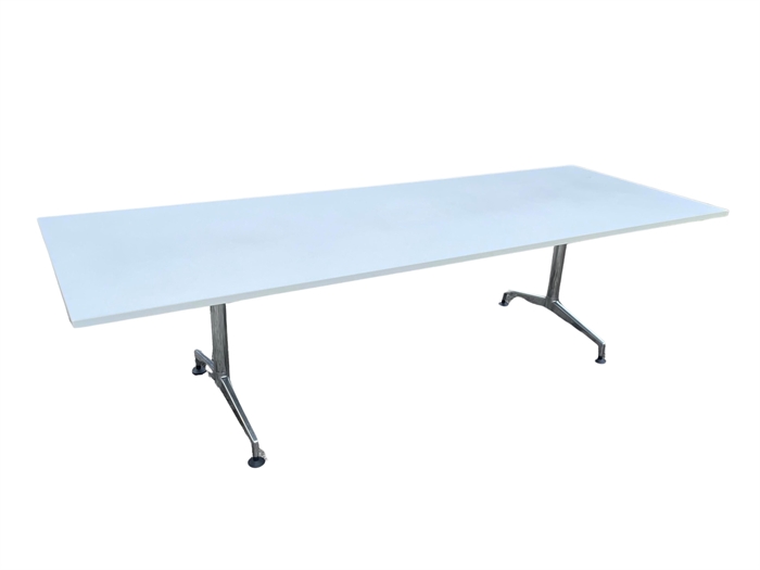 Konferencebord i hvid laminat med krom stel set forfra i en skrå vinkel.