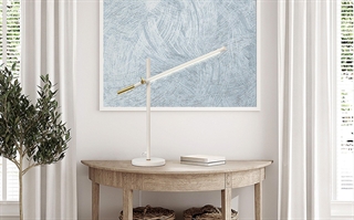Miljøbillede med Piano bordlampe i hvid/messing fra Design by Grönlund.
