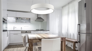 ;iljøbillede med Tirol LED loftslampe fra Design by Grönlund.