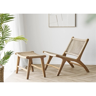 Miljøbillede med Derby skammel i teak/polyrattan fra House nordic - her vist med Derby lænestol (købes særskilt)..