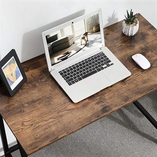 Miljøbillede af Vasagle skrivebord i rustik brun med sort stel.