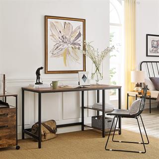 Miljøbillede af Vasagle skrivebord med hylder i rustik brun med sort stel.