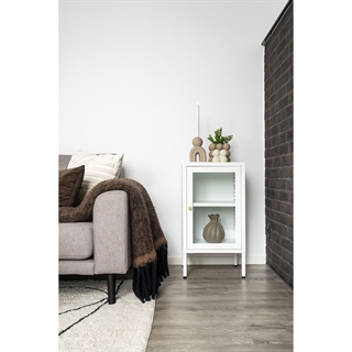 Miljøbillede med Dalby skab med glaslåge i hvid fra House Nordic.