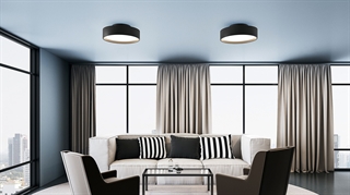 Miljøbillede med Flyer Ceiling LED loftslampe i sort fra Design by Grönlund.