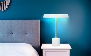Miljøbillede med Kimber bordlampe i hvid fra Design by Grönlund