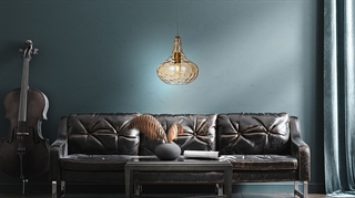 Miljøbillede med Meukow loftslampe i messing/champagnefarvet fra Design by Grönlund