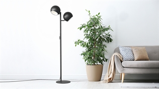 Miljøbillede med Round Double gulvlampe fra Design by Grönlund
