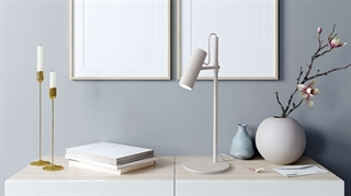Miljøbillede med Spot bordlampe i hvid fra Design by Grönlund.