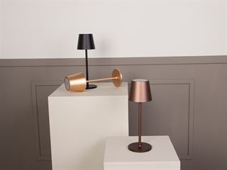 Miljøbillede af Klio opladelig LED bordlampe i sort, mokka og guld fra House of Sanders.