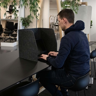 Miljøbillede af ECO foldbar bordskærm (lille) fra FTI.