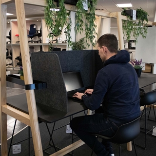 Miljøbillede af ECO foldbar bordskærm (stor) fra FTI.