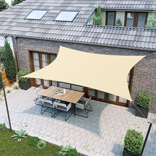 Miljøbillede med solsejl 300x400 cm fra Songmics i sandfarvet.
