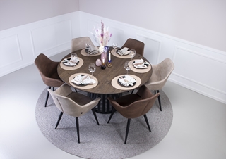 Miljøbillede med Signe spisebordsstole i taupe og brun fra House of Sander.
