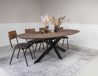 Miljøbillede med eksempel på spisebord med Orlando olieret oval egetræsbordplade i vintage fra House of Sander.