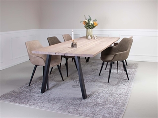Miljøbillede med Slanting Base i stål spisebordsben fra House of Sander.