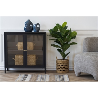 Miljøbillede med Dalby skab i sort med 2 glaslåger fra House Nordic.