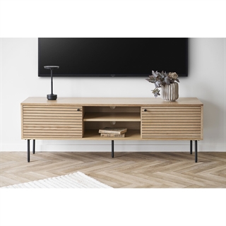 Miljøbillede med TV-bænk i egefiner med 2 låger og 2 hylder fra House Nordic.