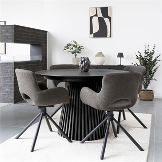 Miljøbillede med Osaka spisebord med to tillægsplader i sort egefiner fra House Nordic.