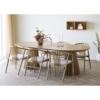 Miljøbillede med Osaka spisebord med 3 tillægsplader i egefiner fra House Nordic.