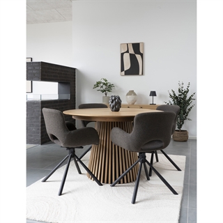 Miljøbillede med Osaka spisebord med 3 tillægsplader i egefiner fra House Nordic.
