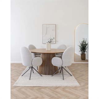 Miljøbillede med Osaka rundt Ø140 cm spisebord i egefiner fra House Nordic.