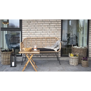 Miljøbillede med Triest havesofa i natur/sort med hynde fra House Nordic.