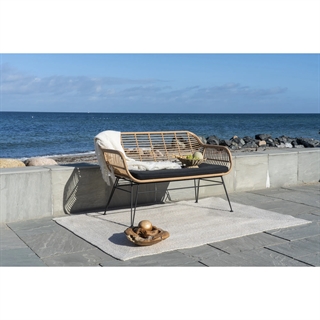 Miljøbillede med Triest havesofa i natur/sort med hynde fra House Nordic.