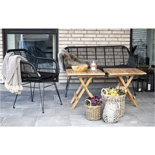 Miljøbillede med Triest havesofa i sort/sort med hynde fra House Nordic.