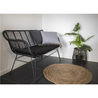 Miljøbillede med Triest havesofa i sort/sort med hynde fra House Nordic.