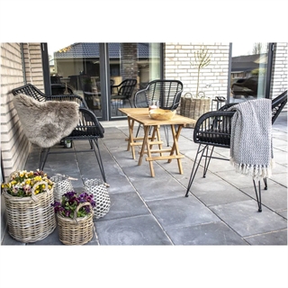 Miljøbillede med Triest havesofa i sort/sort med hynde fra House Nordic.