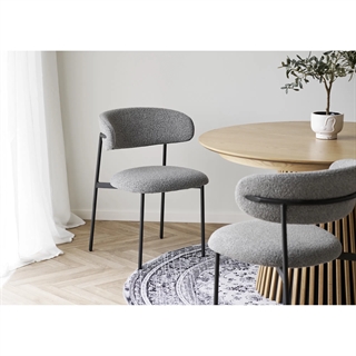 Miljøbillede med Mira spisebordsstol i lysegrå/sort fra House Nordic.