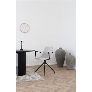 Miljøbillede med Monaco spisebordsstol i bouclè med armlæn og drejefod (sand/sort) fra House Nordic.