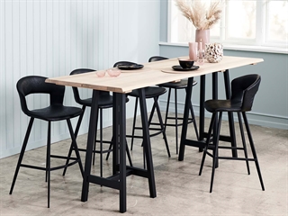 Miljøbillede med Bar Base fleksibelt høj- eller barbordsstel i sort fra House of Sander