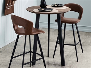 Miljøbillede med B3 Bar Base fleksibelt høj- eller barbordsstel i sort fra House of Sander