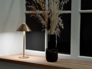Miljøbillede med Era genopladelig LED bordlampe i guld (messing) fra House of Sander.