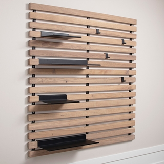 2Easy egetræs vægpanel 100x98 hvid olieret fra House of Sander her vist med tilbehør.