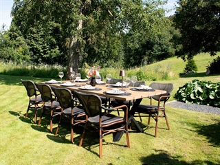 Miljøbillede med Colmar Café-, kantine- og havestol med armlæn i brun med alu-stel fra House of Sander.