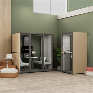 Miljøbillede med ME1 telefonboks fra FTI - hervist sammen med ME3 møderum til 4 personer.