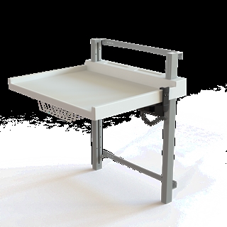 Conset BSR105 vægmonteret puslebord med hæve/sænkefunktion i hvid/sølvgrå.