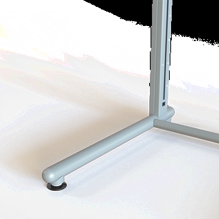 Detalje af understellet til Conset BSR117 2-søjlet hæve/sænke puslebord med hæve/sænkefunktion i hvid/sølvgrå.