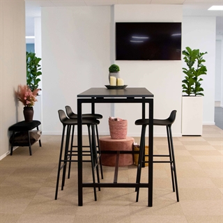 Miljøbillede med Monik højbord til 6 persone fra FTI i antracit.