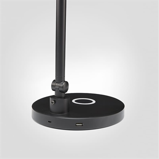 Nærbillede af foden med QI-lader til Neos LED bordlampe i sort fra Matting.