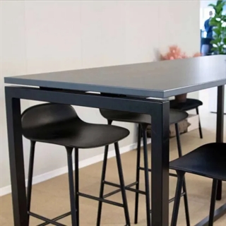 Nærbillede af Monik højbord til 6 persone fra FTI i lysegrå.