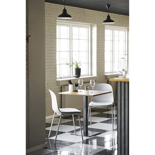 Miljøbillede med Madalena spisebordsstol i lysegrå m/polstret sæde fra House Nordic