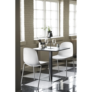 Miljøbillede med Madalena spisebordsstol i lysegrå m/polstret sæde fra House Nordic