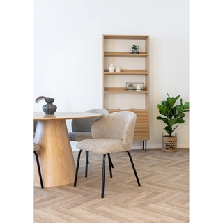 Miljøbillede med Safira spisebordsstol i beige bouclé med sorte metalben fra House Nordic.