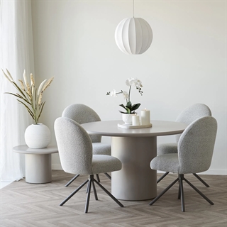 Miljøbillede med Lana spisebordsstol i sandfarvet bouclé med grå drejefod fra House Nordic.