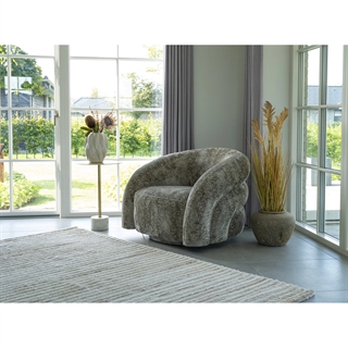 Miljøbillede med Valleta loungestol med drejefunktion i natur fra House Nordic.