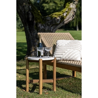 Miljøbillede med Derby solseng i teak/polyrattan fra House Nordic.