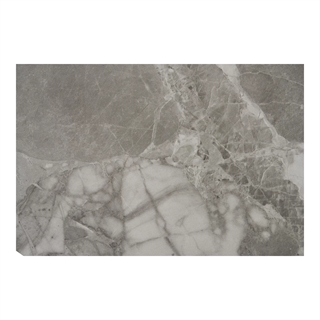 Nærbillede af bordpladen til Brito sofabord Ø60 cm i grå marmor look og sort stel fra Hoiuse Nordic.